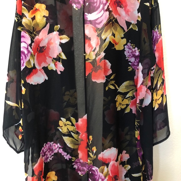 🌸 Fashion Nova Black Floral Kimono - Picture 4 of 4